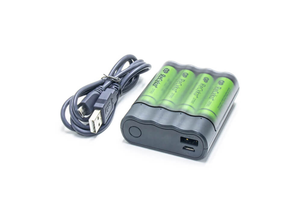 Cargador USB y 4 pilas recargables AA