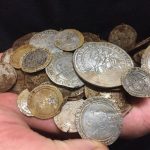 Si ritiene che la grande moneta sia un tallero bavarese