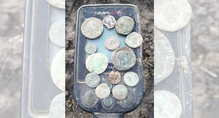 Pièces de monnaie romaines trouvées avec Simplex+