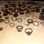 Diversi anelli d'argento e molte monete - 4